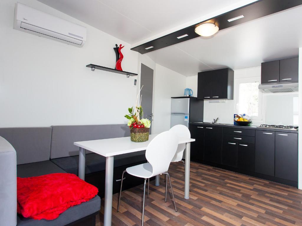 Camping Adria Mobile Homes In Camping Kastanija Novigrad  Bilik gambar