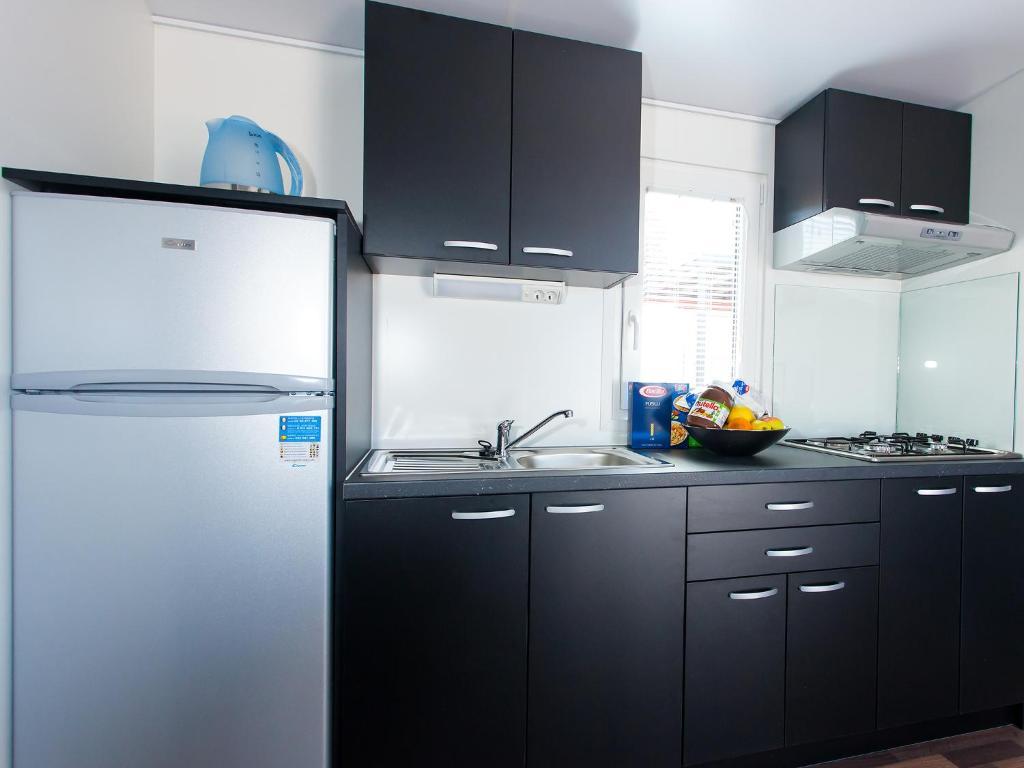 Camping Adria Mobile Homes In Camping Kastanija Novigrad  Bilik gambar