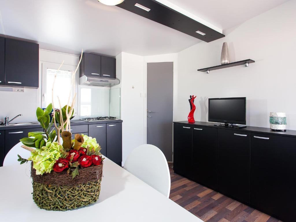 Camping Adria Mobile Homes In Camping Kastanija Novigrad  Bilik gambar