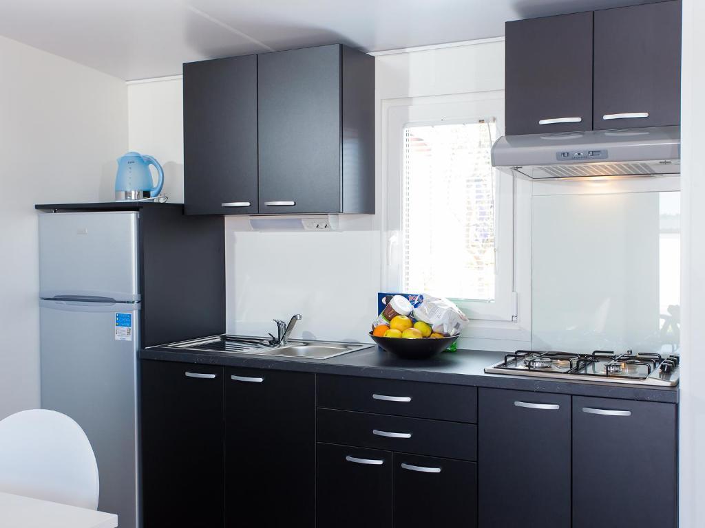 Camping Adria Mobile Homes In Camping Kastanija Novigrad  Bilik gambar