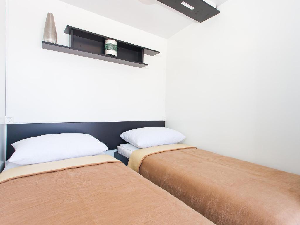 Camping Adria Mobile Homes In Camping Kastanija Novigrad  Bilik gambar