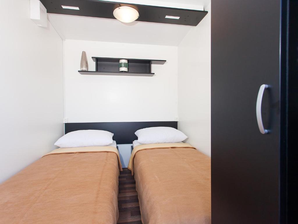 Camping Adria Mobile Homes In Camping Kastanija Novigrad  Bilik gambar
