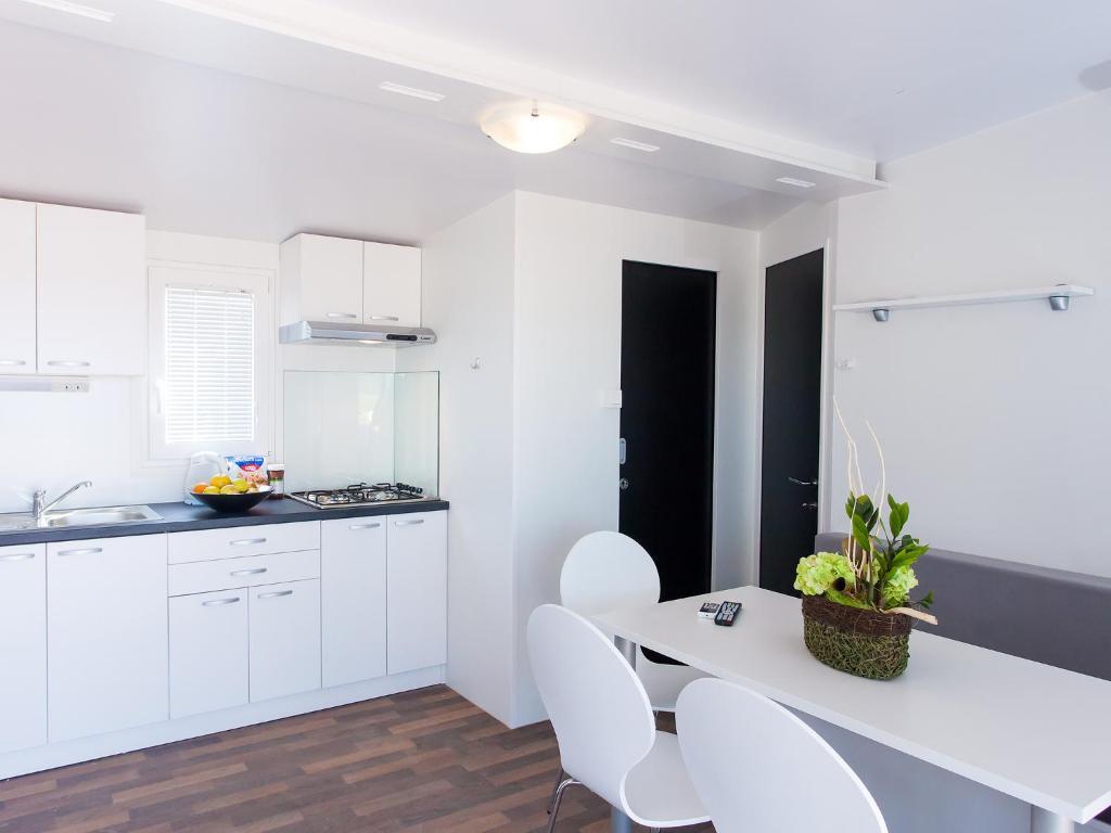 Camping Adria Mobile Homes In Camping Kastanija Novigrad  Bilik gambar